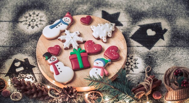 Decoración navideña con galletas festivas