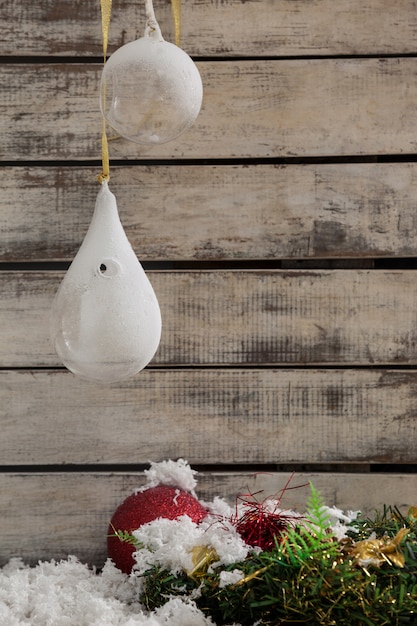 Decoración navideña con nieve falsa y bombillas