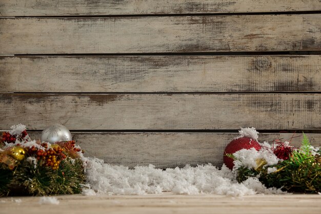 Decoración navideña con nieve falsa