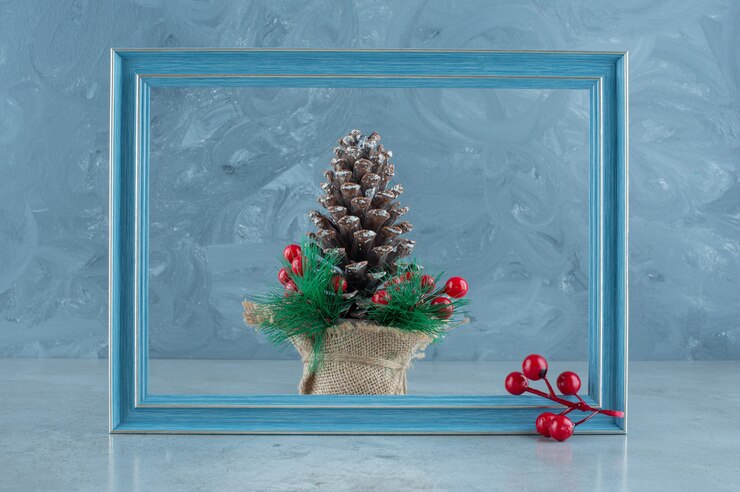 Foto gratuito decoración navideña de piña y un marco vacío sobre fondo de mármol. foto de alta calidad