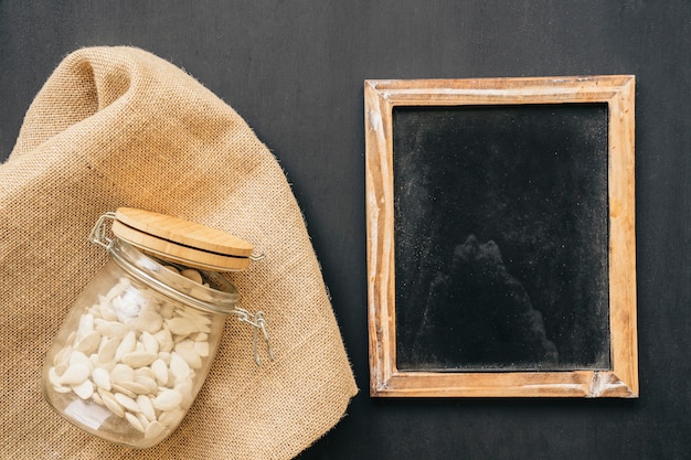 Foto gratuita decoración de nueces al lado de pizarra