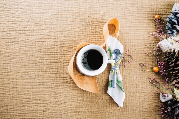 Decoración de otoño y café