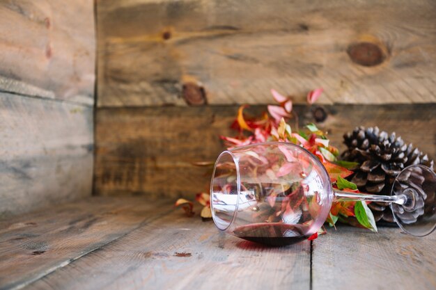 Decoración de otoño con cuenco de vino