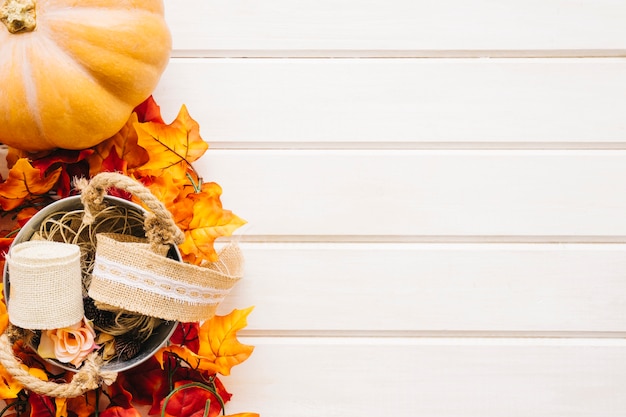 Decoración de otoño con hojas y calabaza