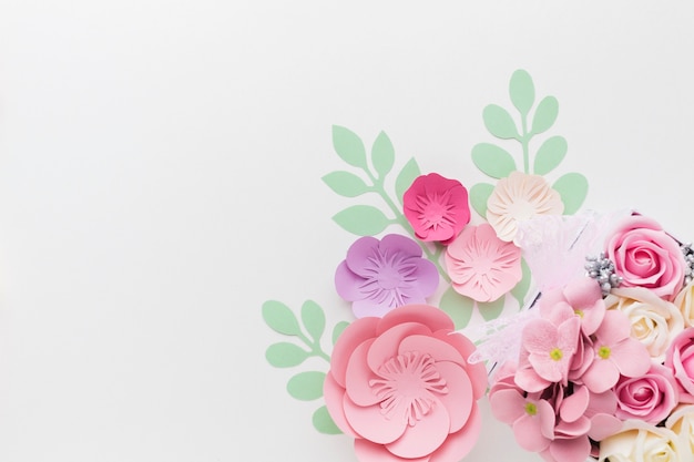 Foto gratuita decoración de papel floral de espacio de copia