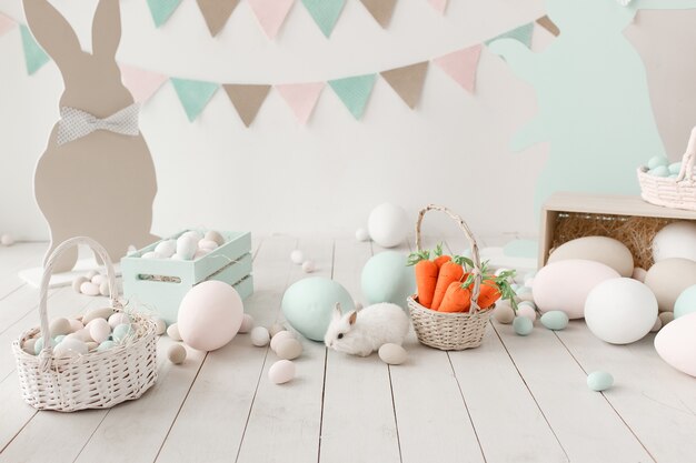 Decoración de Pascua de la habitación, estudio. Gran pared con guirnaldas en el fondo.