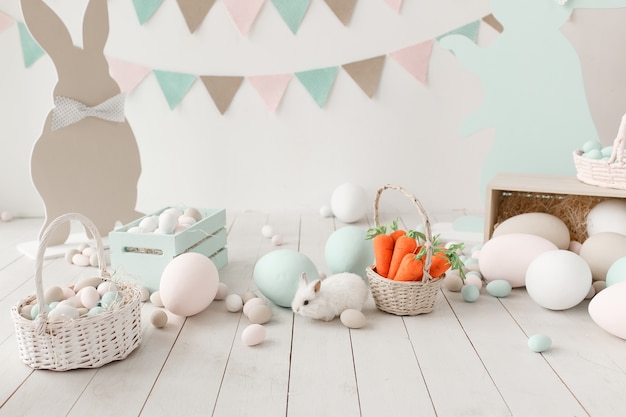 Decoración de Pascua de la habitación, estudio. Gran pared con guirnaldas en el fondo.