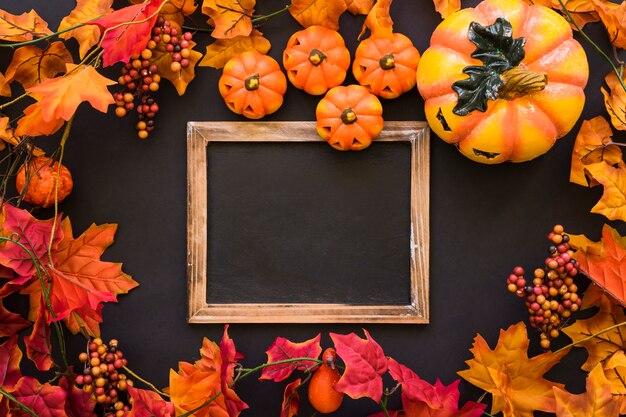 Decoración de pizarra de halloween con hojas de otoño