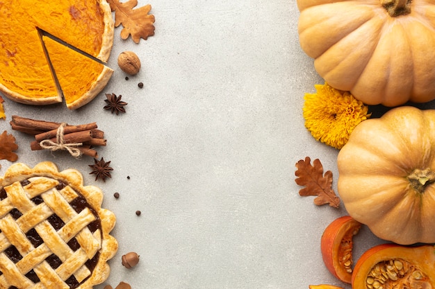 Decoración plana con calabazas sobre fondo de estuco