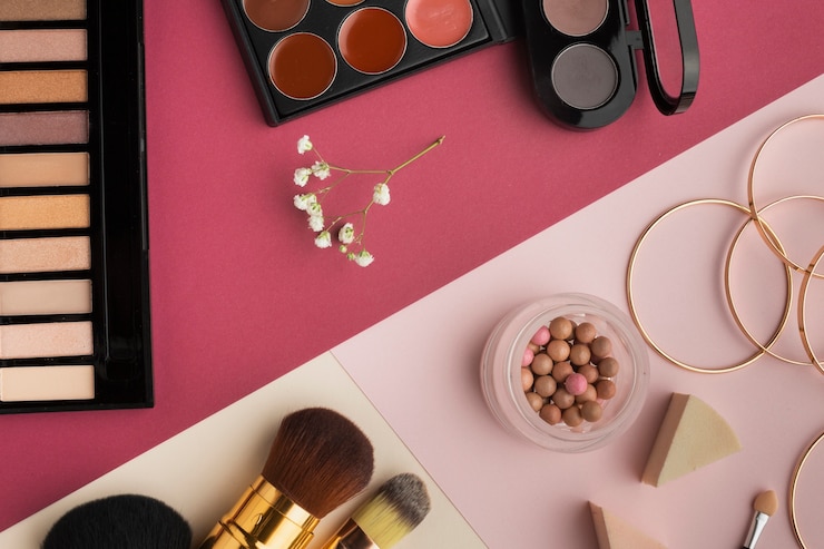 Foto gratuito decoración plana con productos de belleza y fondo rosa
