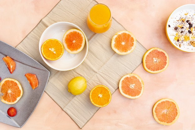 Foto gratuita decoración plana con rodajas de naranja y limón.