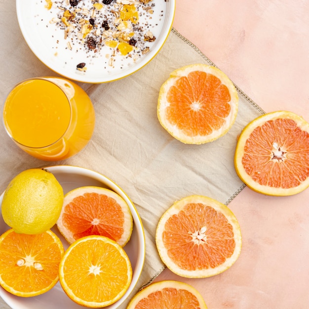 Foto gratuita decoración plana con zumo de naranja saludable