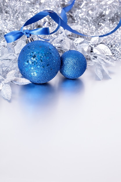 Foto gratuita decoración plateada de navidad con bolas azules