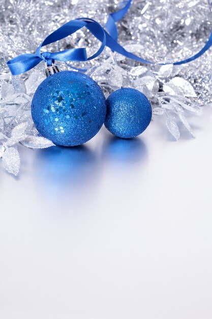 Decoración plateada de navidad con bolas azules
