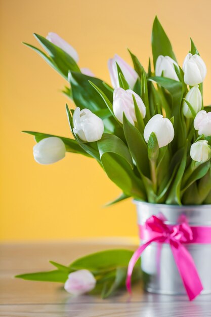 Decoración de primavera de tulipanes blancos.