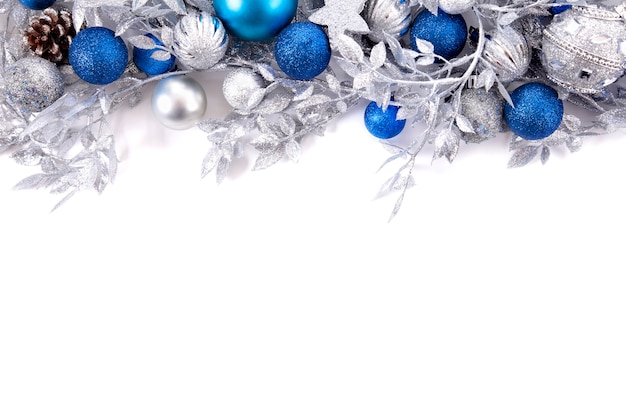 Decoración de ramas con bolas de navidad plateadas y azules