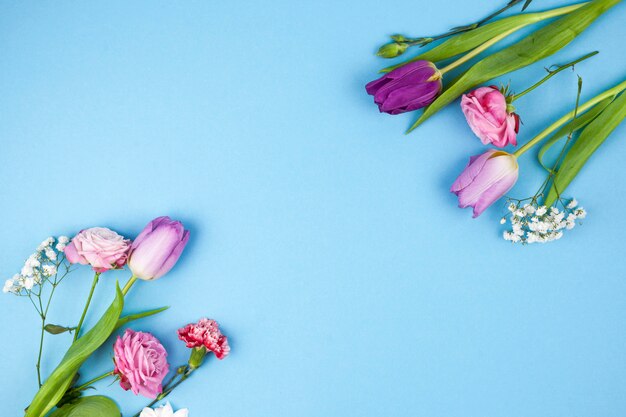 Decoración realizada con variedad de flores sobre fondo azul.