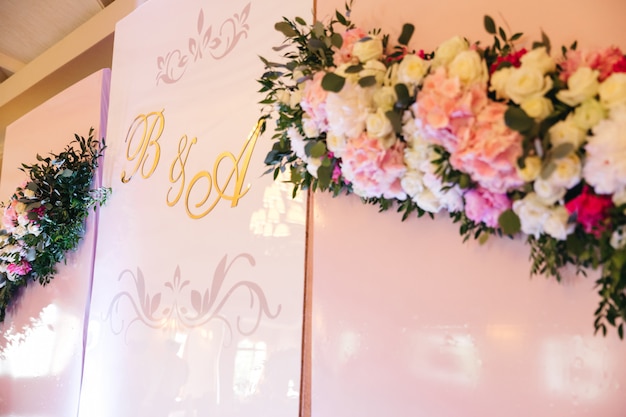 La decoración del restaurante es elegante para la boda.