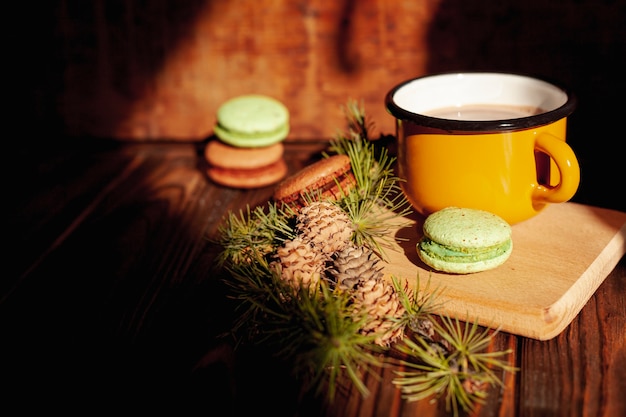 Decoración con taza de chocolate caliente y galletas