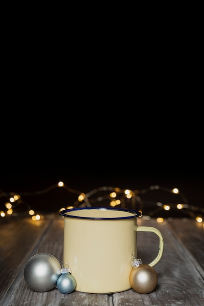 Foto gratuita decoración con taza, globos y fondo oscuro.