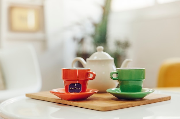 Decoración de té con dos tazas en habitación