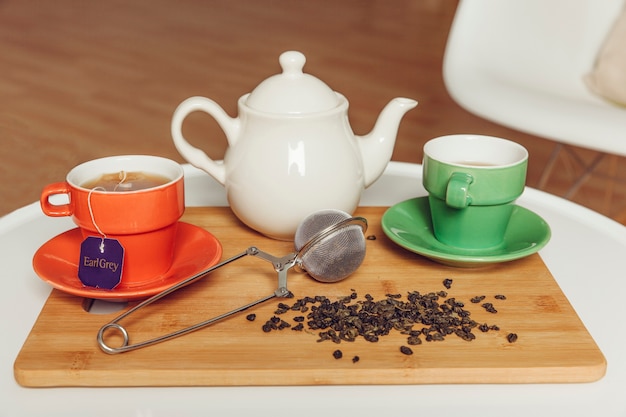 Decoración de té con dos tazas y tetera