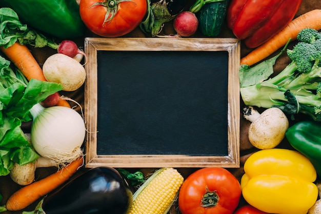 Decoración de verduras con pizarra encima