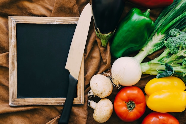 Decoración de verduras con pizarra a la izquierda