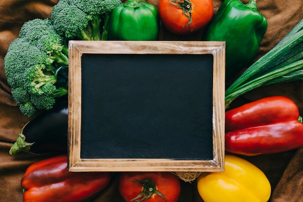 Foto gratuita decoración de verduras con pizarra