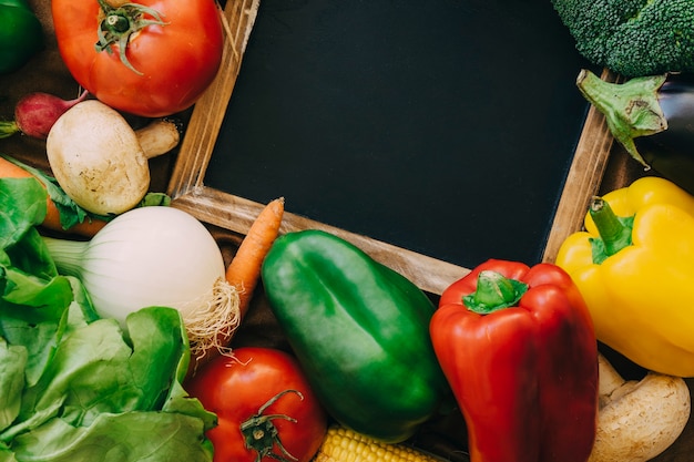 Decoración de verduras sanas con pizarra