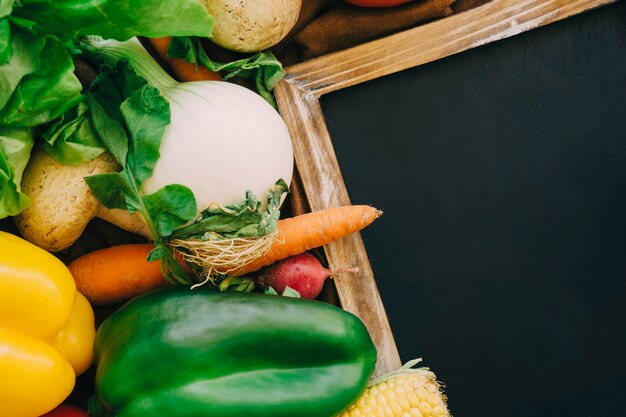 Decoración de vista de cerca de verduras con pizarra