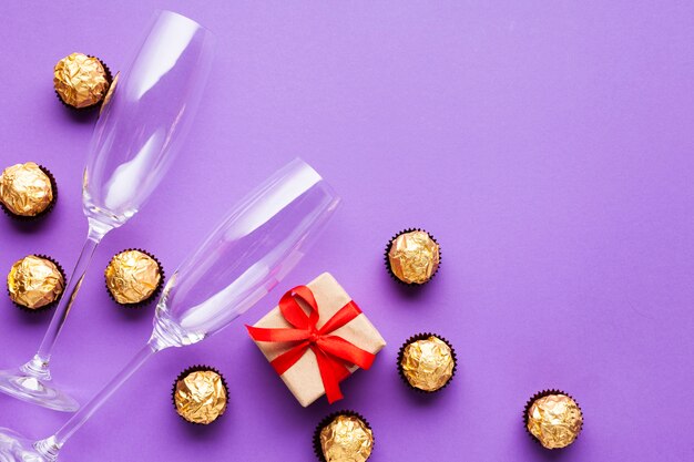 Decoración vista superior con bolas de chocolate y regalo.