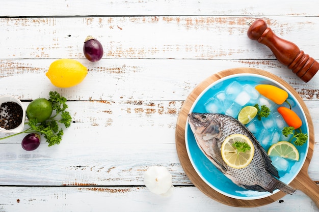 Decoración de la vista superior con delicioso pescado y fondo de madera