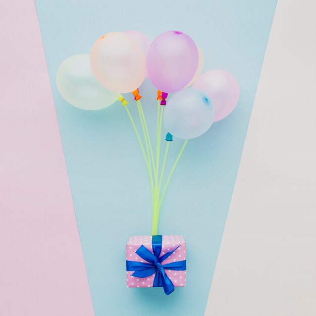 Decoración de la vista superior con globos de colores y regalo