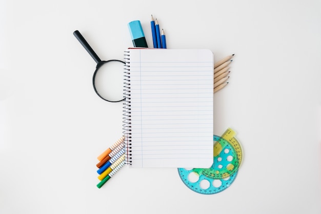 Decoración de vuelta al cole con libreta y elementos de colegio