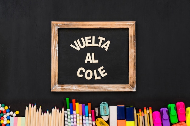 Foto gratuita decoración de vuelta al cole con pizarra