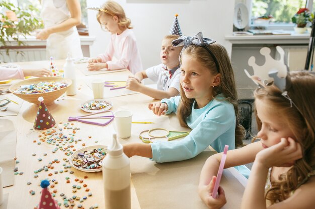 Decoraciones de cumpleaños de niña. Mesa con pasteles, bebidas y artículos de fiesta.