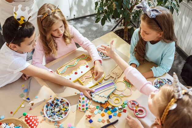 Decoraciones de cumpleaños de niña. Mesa con pasteles, bebidas y artículos de fiesta.