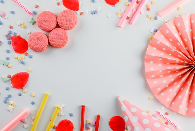 Decoraciones de fiesta con chispitas de azúcar, galletas en la mesa blanca