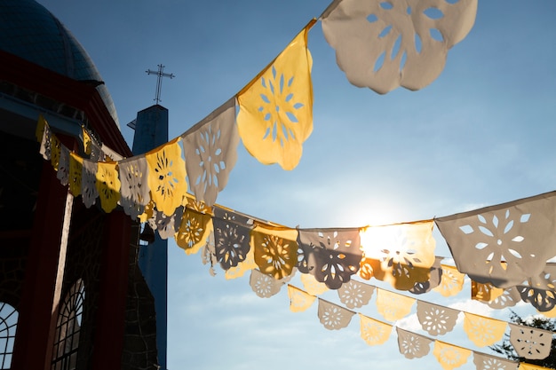 Foto gratuita decoraciones de fiesta de papel picado