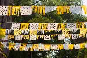 Foto gratuita decoraciones de fiesta de papel picado