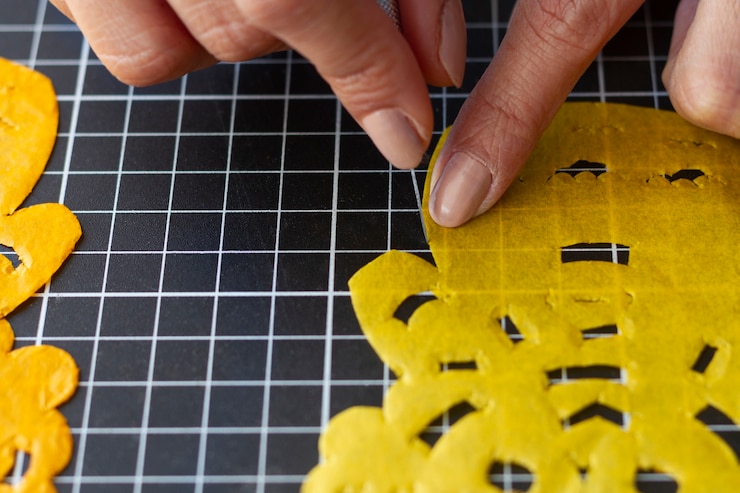 Foto gratuito decoraciones de fiesta de papel picado