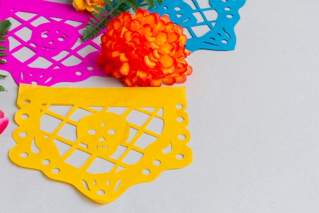 Foto gratuita decoraciones de fiesta de papel picado