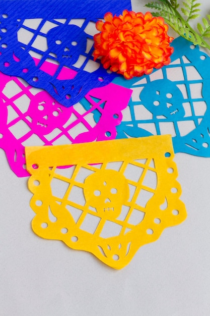 Foto gratuita decoraciones de fiesta de papel picado