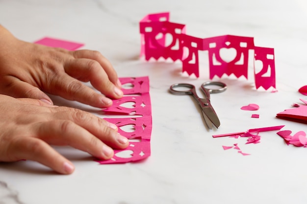 Foto gratuita decoraciones de fiesta de papel picado