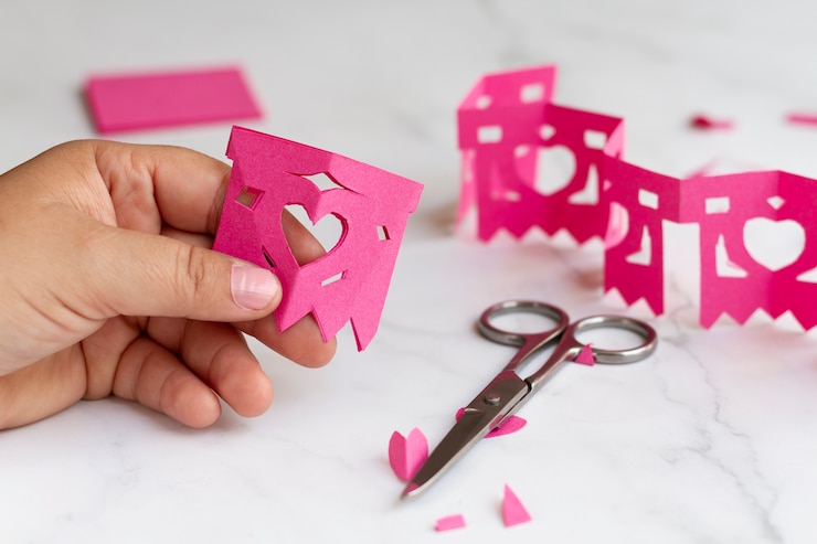 Foto gratuito decoraciones de fiesta de papel picado