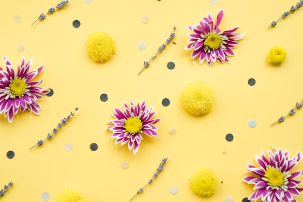 Decoraciones de flores sobre fondo amarillo