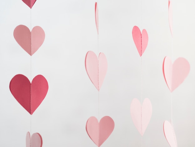 Foto gratuita decoraciones en forma de corazones colgadas