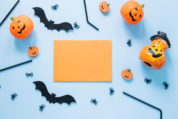 Decoraciones de Halloween colocadas alrededor de una hoja de papel en blanco