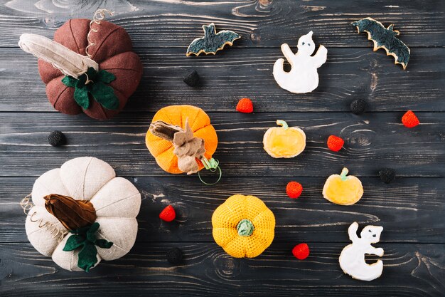 Decoraciones de Halloween y galletas en la mesa